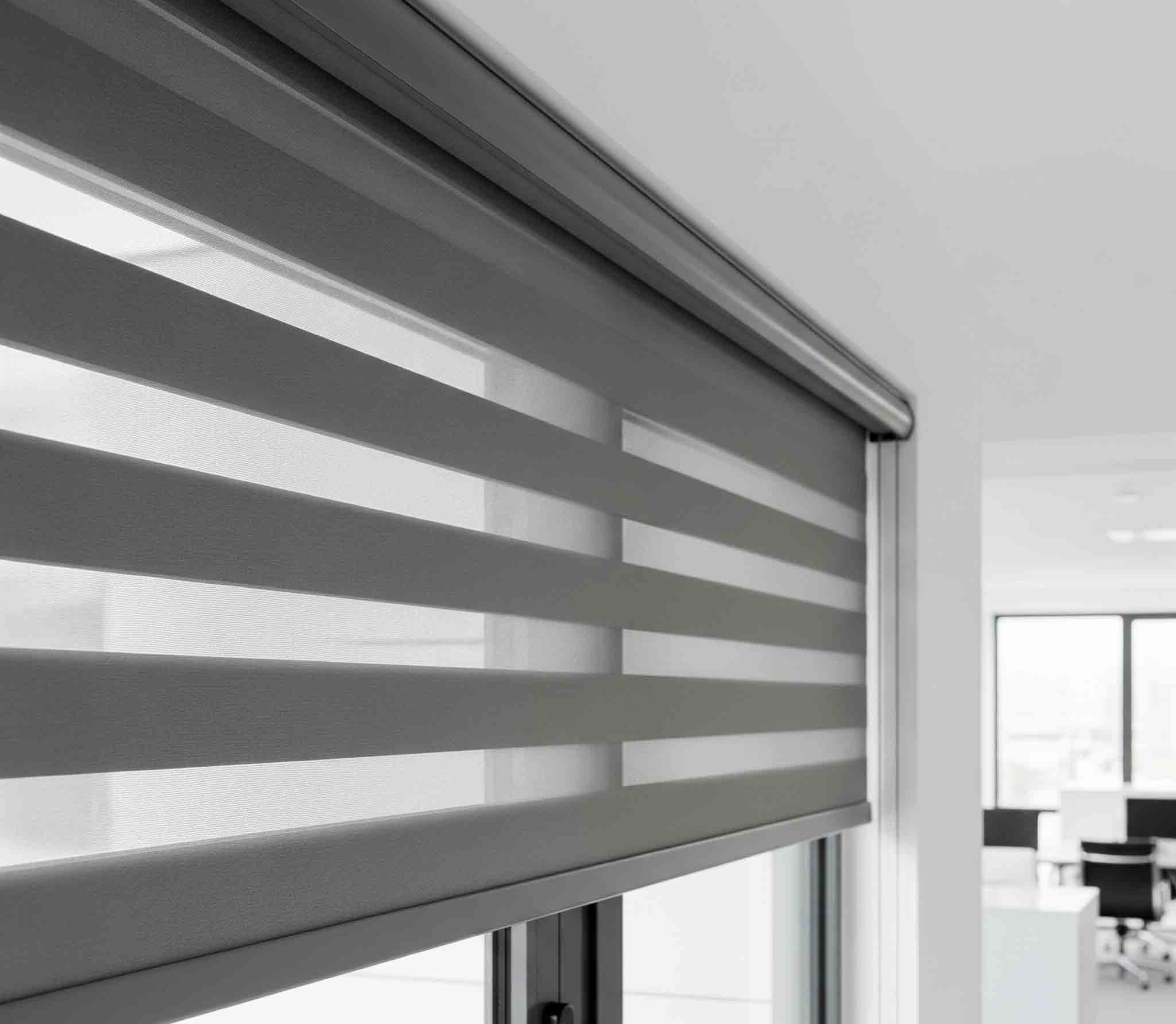 Elegante sala de estar con grandes ventanales y cortinas automatizadas que se abren para revelar la vista