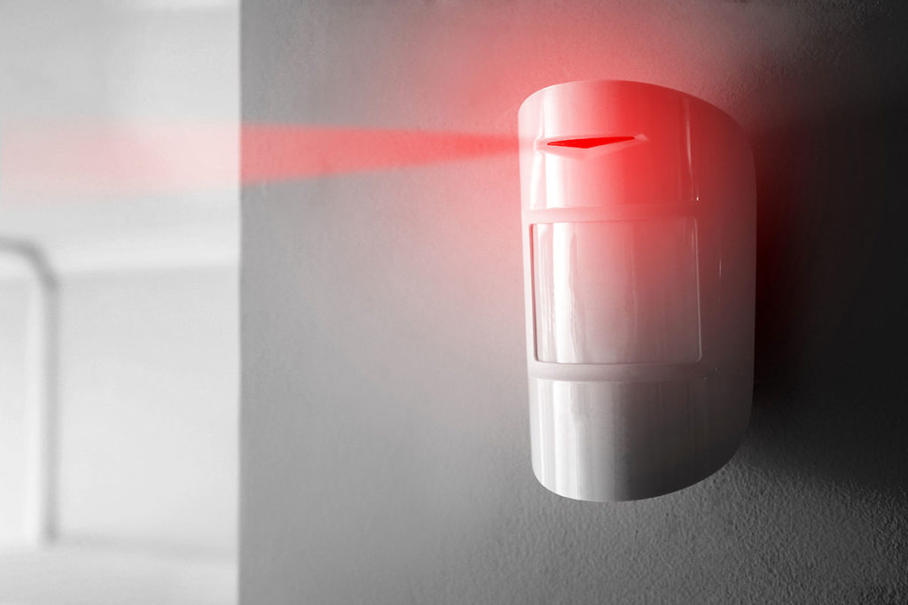 Varios sensores domóticos sobre una superficie blanca, incluyendo un sensor de movimiento, un sensor de temperatura y humedad, un detector de apertura de puerta y un sensor de gas; todos dispuestos de forma ordenada en un entorno limpio y moderno, transmitiendo sensación de tecnología avanzada y seguridad para el hogar.