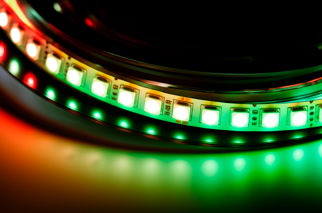 Primer plano de una tira LED RGB mostrando sus diferentes diodos de colores