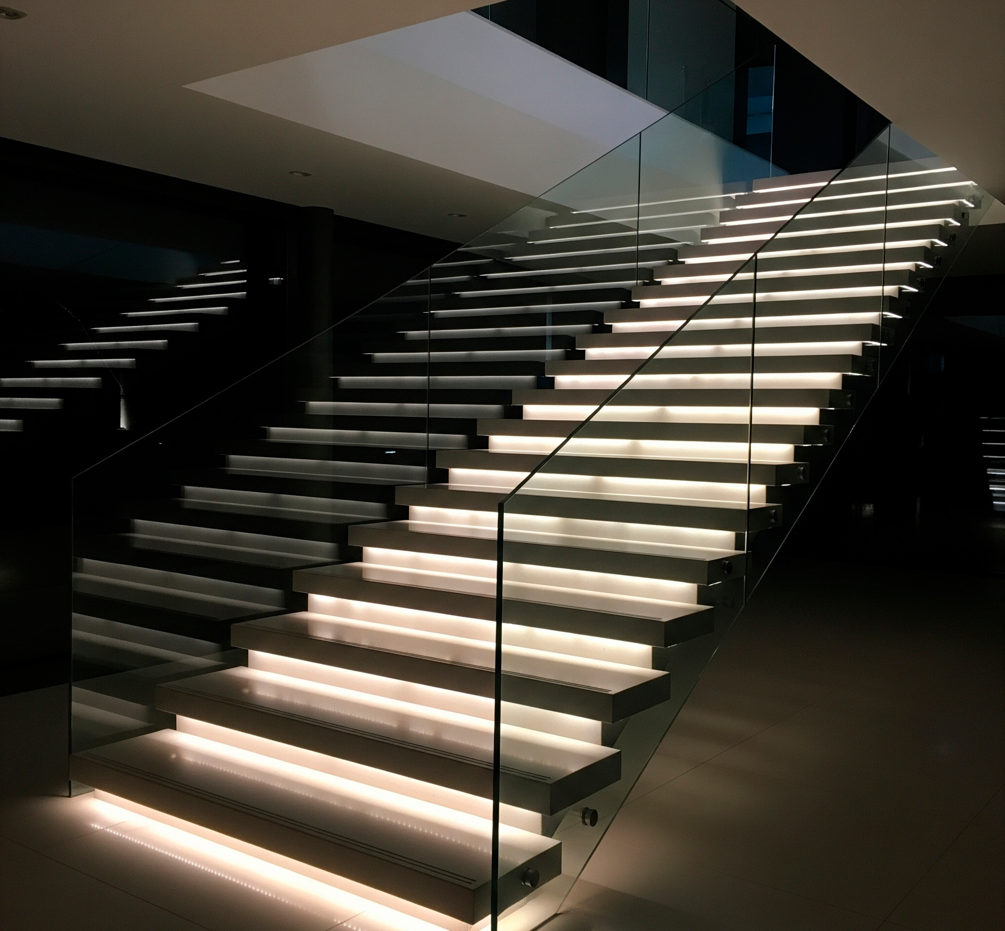Escaleras modernas con iluminación LED integrada bajo cada peldaño